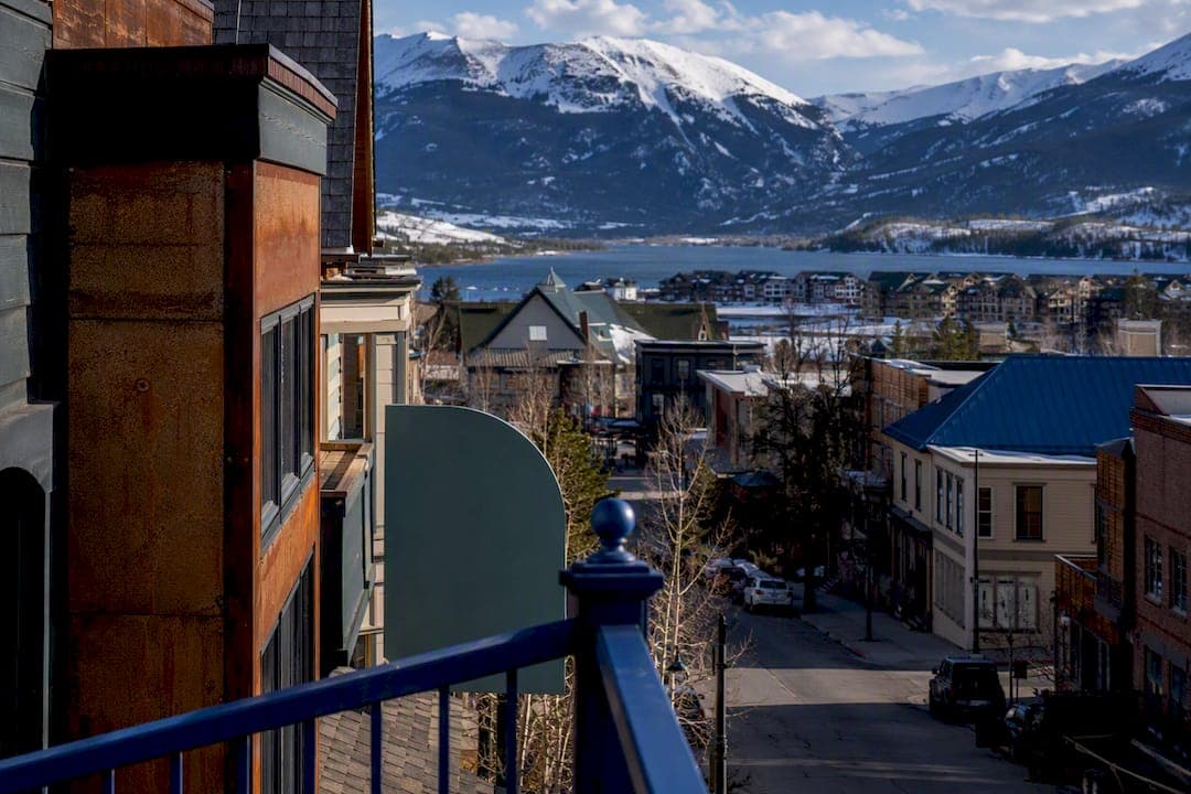 Avoid Overpaying: Neighborhood Gaps in Frisco, CO Real Estate